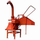 Tocator de crengi la tractor